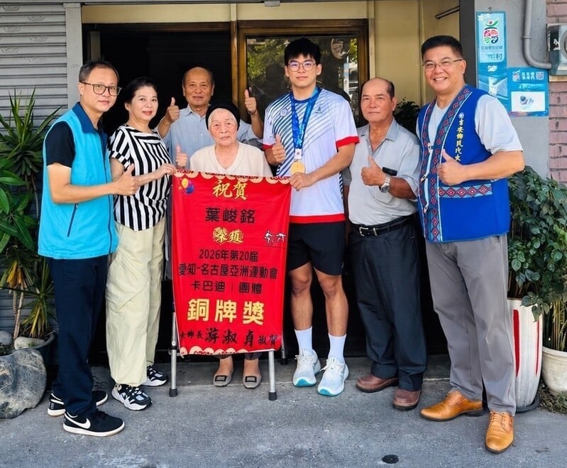LINE_ALBUM_115.10.19_榮耀吉安卡巴迪國手葉峻銘亞運摘銅_公所團隊頒贈紅榜　游淑貞_df39972275f5d782.jpg